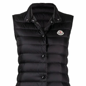 Moncler väst - Säljer denna fina moncler västen  Äkta i storlek Xxs pris: 2000kr 