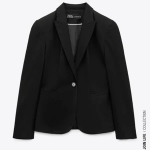 Zara kavaj - En helt oanvänd zara kavaj då jag råkade beställ två och inte orkat skicka tillbaka den ena! Alla lappar sitter kvar och den är enbart testad! Köpt för 559kr säljer för 200kr+frakt (är många intresserade blir det budgivning) storlek S men skulle säga att den passar en M också då den är lite oversized