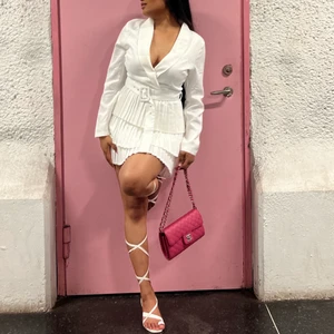 Vit klänning  - Den här klänningen är så himla snygg men jag har så svårt att använda samma plagg två gånger därför säljer jag den som mina flesta andra plagg. 