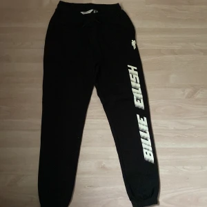 Svarta mjukisbyxor. - Svarta sköna mjukisbyxor med tryck på ena sidan.