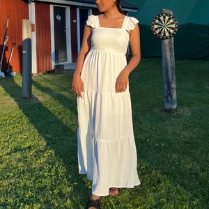 Lång vit klänning  - Hade den under midsommar kvällen, så himla fin sommar klänning! Jag har en likadant i ljusblå också ifall nån skulle va intresserad det.