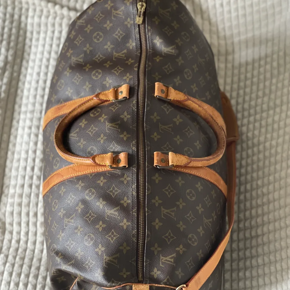 En Keepall bandouliere 55 från Louis Vuitton i mycket fint skick!  Mycket fin canvas utan skador och slitningar. Bandet är original och har inte använts många gånger, är i nyskick! Fin och fräsch insida. mycket gott skick utan skador.   Datecode: VI0940  . Väskor.