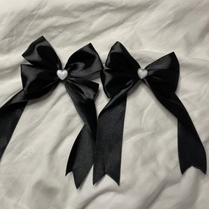 Handgjorda hårrosetter  - Handgjorda hårrosetter i satin! Dekoreras med pärlhjärtan (plast) rosetterna kommer i par och fästs i håret med spännena på baksidan. DMa för betala med swish och billigare frakt 📦 