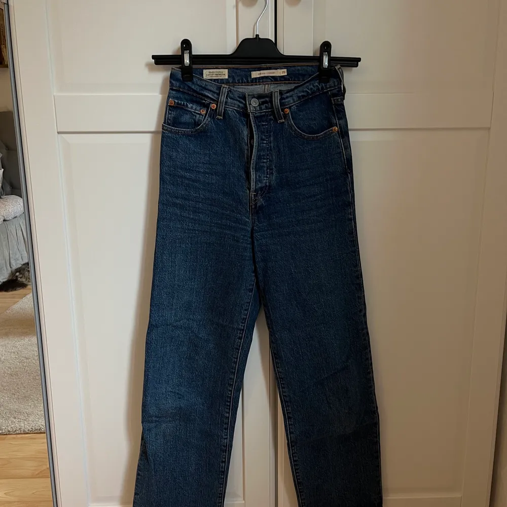 Mörkblå Levi’s jeans i fint skick. Stl 25.  Knappgylf. . Jeans & Byxor.