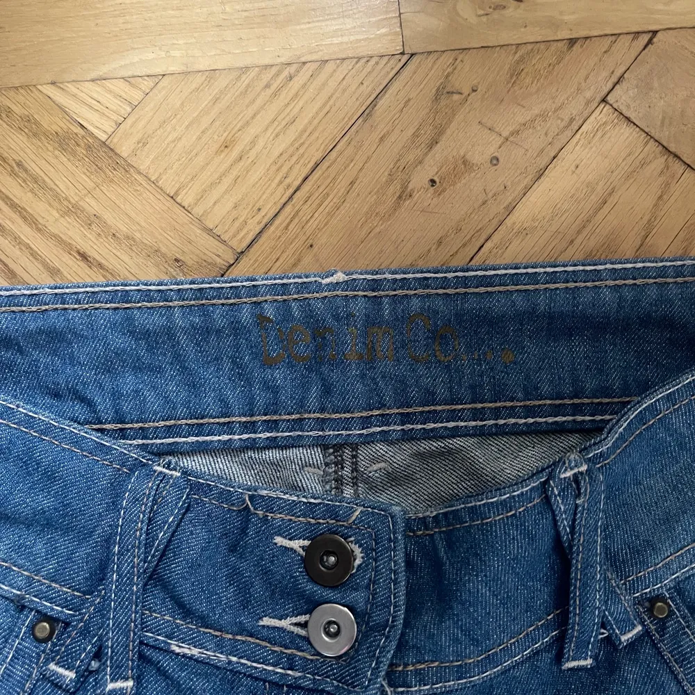 ett par skor snygga bootcut jeans som jag har köpt på en vintage butik!. Jeans & Byxor.