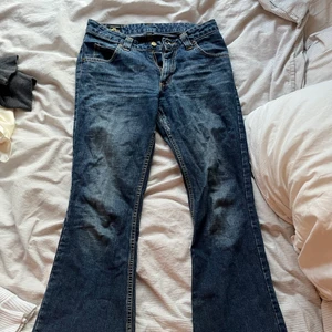 Lågmidjade Jeans - Jättesnygga lågmidjade jeans!! Utsvänga nere vid fötterna💕perfektum i längde för mig som är 165!