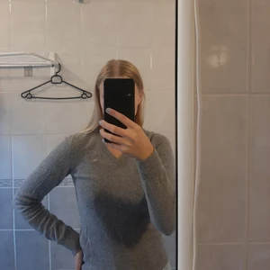 Gant tröja  - Grå långärmad tröja XS i marinoull från gant. Lite tightare passform och så mjuk å skön att ha på sig. 