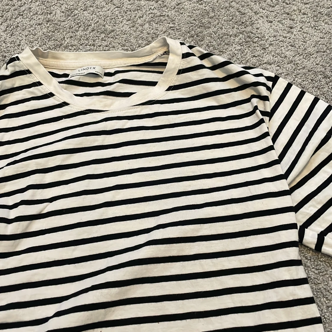 En randig tröja från Lindex.