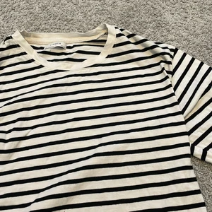 En randig tröja från Lindex. - En randig tröja från Lindex. Inte använt så mycket men väldigt bra skick. Har tröttnat på den och det är därför jag säljer den. Kostade innan 200kr säljer den nu för 95kr❤️