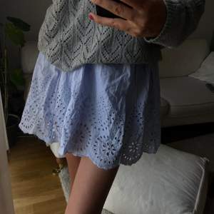 Perfekt ljusblå kjol! Storlek S men resår i midjan så passar nog fler storlekar!