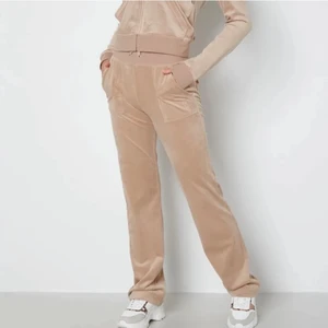 Juicy Byxor  - Beige äkta juicy byxor, köptes för 1 100 kr och säljer för 700 kr❤️Vill få sålt dom så fort jag kan, så skriv om ni vill köpa direkt! Postar samma dag:-)  Om ni undrar något, skriv i DM. Svarar så fort jag kan!:) Trygg affär! ❤️