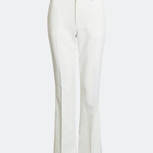 Vit kostymbyxa - Säljder dessa jättefina kostymbyxor då dom inte kommer till användning. Modellen heter ”Vilma” och är från bikbok. Betalning sker via swish och köparen står för frakten!🫶🏼 (lånad bild) 