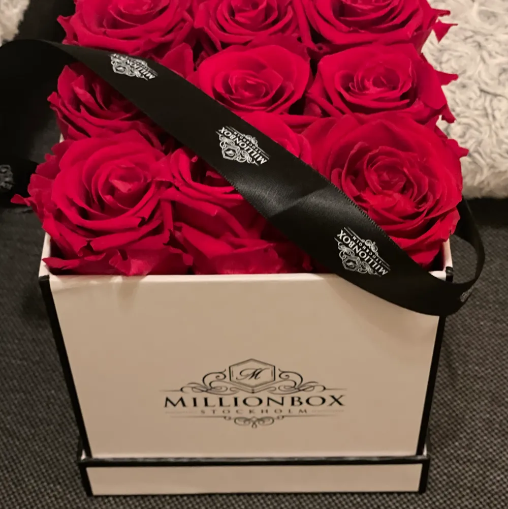 Hej! Jag säljer nu min rosbox som jag fått av mitt ex och som jag inte längre vill ha! Köpt i Maj och har 1 års garanti, kvitto finns!  Ny pris 1299:-  WWW.MILLIONBOX.SE . Övrigt.