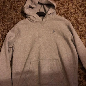 Polo hoddie  - Skön och fin hoddie som inte används längre storlek M