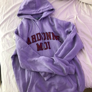 lila hoodie - hoodie i herrstorlek storlek S så blir oversize på mig som brukar ha dam xs, fint skick, skickas 66kr spårbart, packar och postar efter betalning via swish!