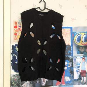 Stickad sweatervest från sydkoreanska märket Unalloyed! I nyskick! Nypris $130  Kontakta mig gärna om du har frågor!