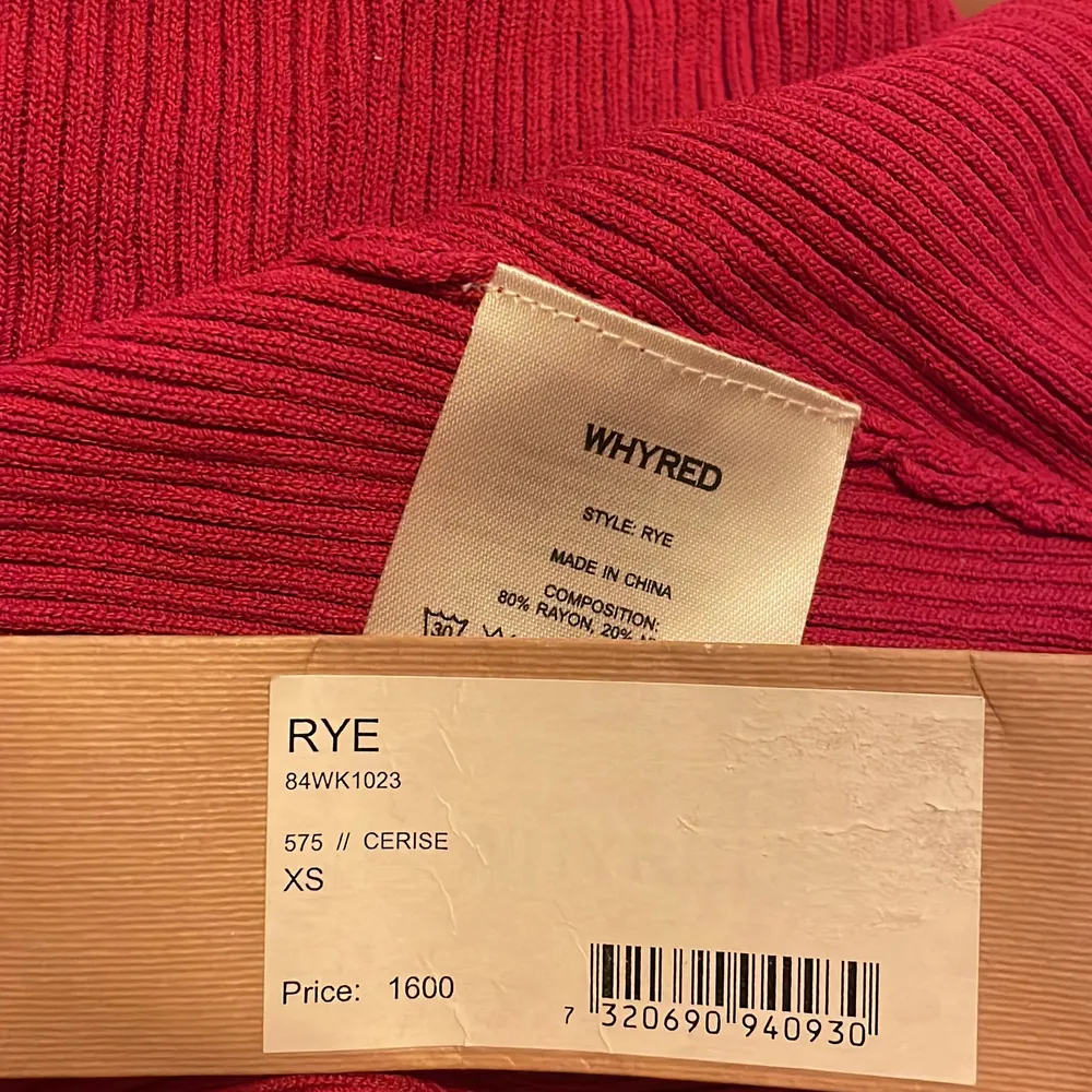 En jätte fin stretchig oanvänd rosa kofta från Whyred, köpt för 1600kr. Möts upp och fraktar!. Tröjor & Koftor.
