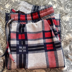 Pyjamasbyxor  - Intressekoll på ett par pyjamas byxor från Nelly.  Lite noppriga men jag kan fixa de om det behövs! 🥰  Om Många är intresserade så blir det budgivning 