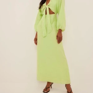 Klänning NA-KD  - Helt oanvänd klänning från NA-KD. Storlek 34. Nypris: 679 kry 