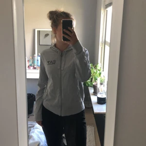 EA7 kofta - Äkta EA7 kofta i fint skick använd några gånger men syns inte att den är använd, storlek S men stor i storlek funkar om man har M, funkar för både tjejer och killar💕💕 vid snabb affär kan priset säknas 