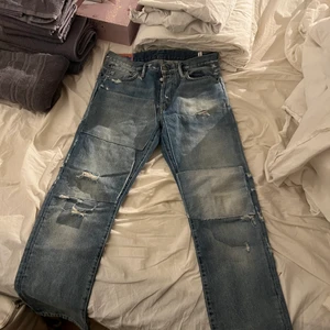 Acne jeans - Säljer nu mina acne studios jeans pga att jag har växt ut de. Det är en ovanlig modell som ej går att få tag i om man inte vill spendera uppåt 4000. Jeansen är i väldigt bra skick då jag inte alls använt dem mycket.  Säljer för 1500kr eller högst budande.