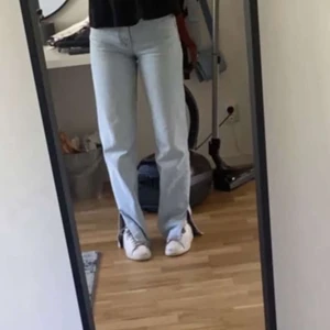 Ginatricot jeans - Jeans från Gina tricot med slit i bra skick!! Säljer då dom är för långa för mig🫶🏻🫶🏻 super fina💕💕