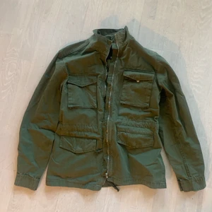 Grön jacka lager 157 - En grön jacka från Lager 157 använd max 3 ggr i storlek M. Har ett snöre inuti som man kan spänna så midjan är justerbar.