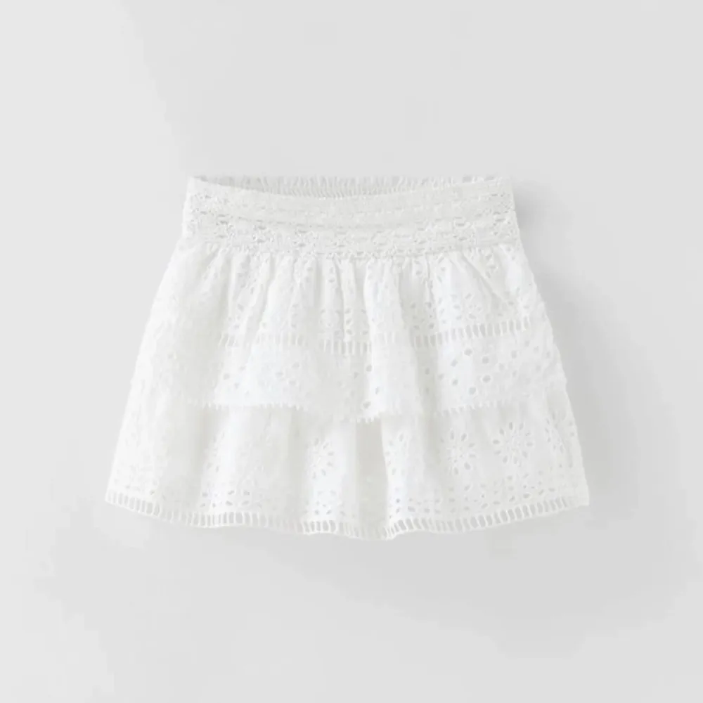 Knappt använd, fin kjol från Zara barn som inte säljs längre!!😊 den har shorts under vilket är väldigt bekvämt!! 💞 kjolen är i storlek 152 men passar mig som har xs-s 😊köpt för 359kr, säljer pga kommer inte till användning💓😊. Kjolar.
