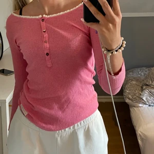 Odd Molly tröja - Jättefin tunnare odd Molly tröja i en superfin rosa färg, jättefint skick!💗Tyvärr står inte storleken och jag kommer inte ihåg vilken storlek det är men den passar bra/ lite kort i armarna på mig som vanligtvis är en xs-s💗 Frakt tillkommer💗