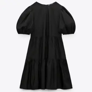 Superduper fin Zara klänning i strechingt material, väldigt praktisk då den går att använda mycket, passar både till vardags och lite finare tillfällen👌🏼 Strl xs men passar även S💞💞