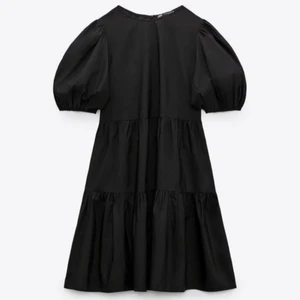 Klänning - Superduper fin Zara klänning i strechingt material, väldigt praktisk då den går att använda mycket, passar både till vardags och lite finare tillfällen👌🏼 Strl xs men passar även S💞💞