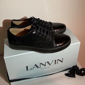 Lanvin  - Lanvin i sjukt bra skick! Köpta på Mytheresa för några månader sedan och väldigt sparsamt använda, iprincip nyskick. Storlek UK 8 (EU 42), stora i storleken, passar EU 43.