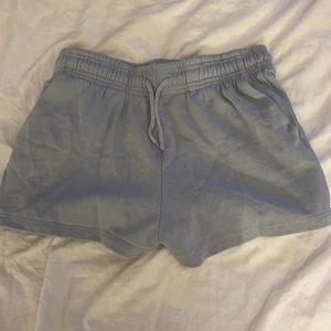 Mjukishorts - Ljusblåa mjukisshorts i vanligt mjukismaterial. Fåtal gånger använda, inget tecken på användning. Från lager 157 storlek S