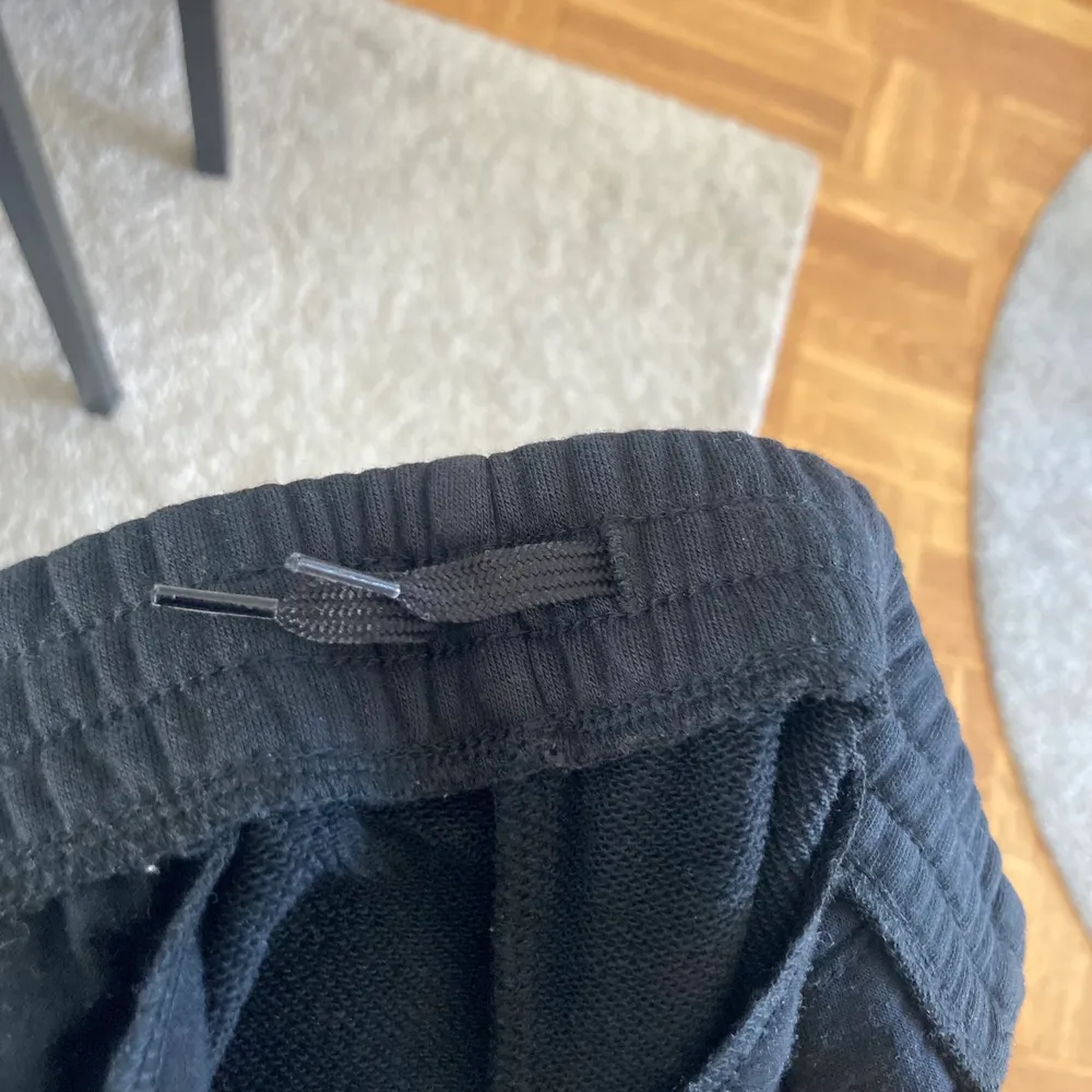 Svarta mjukis byxor det är en l men passar perfekt för en m också. Frakt ingår inte. Jeans & Byxor.