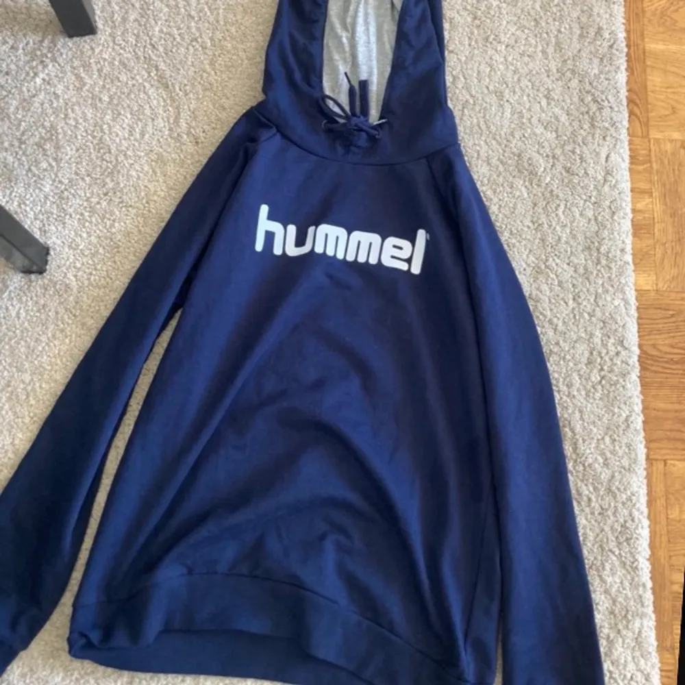 En mörkblå Hummel hoodie i storlek m bra passform inte jätte tjock material men väldigt mysig (frakt ingår inte). Hoodies.