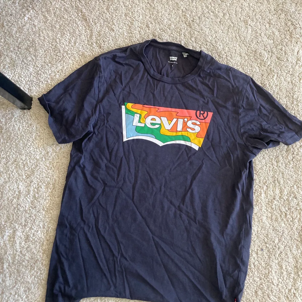Levis tröja med regnbågstryck small och frakt ingår inte . T-shirts.