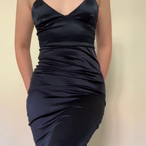 Rebecca Stella klänning S - Fint skick, använd endast en gång tidigare. En tråd syns vid sömmen längst ner, enkelt att klippa bort. 