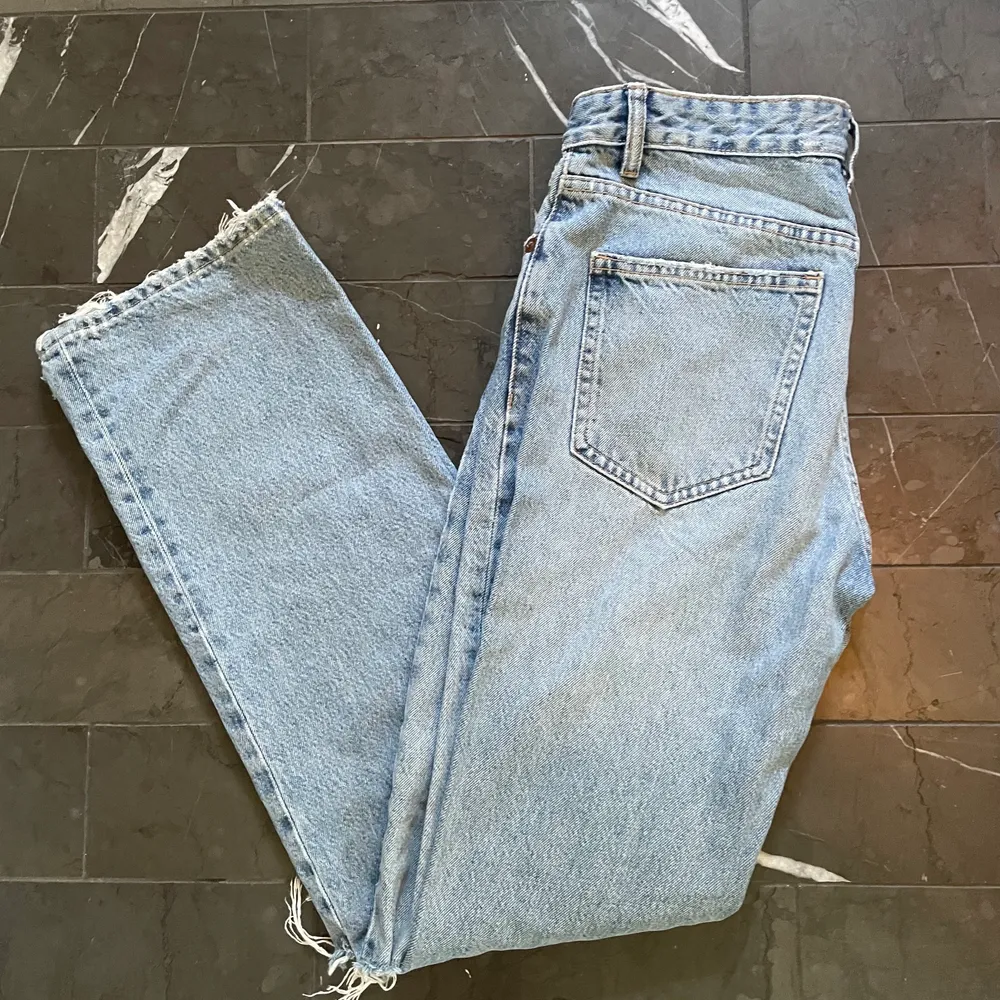 Jeans från zara i storlek 36. Aningen breda nertill och med hål på knäna, mod-waist.💙 Skriv till mig om du vill köpa direkt! Köparen står för frakten!. Jeans & Byxor.