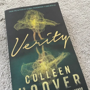 Verity Colleen Hoover - Verity av Colleen Hoover. Den är på engelska och är väldigt spännande samt lite läskig. Köpt på amazon och har 336 sidor. 12,5 cm på bredden och 19,5 cm på höjden. OBS köparen står för frakten!
