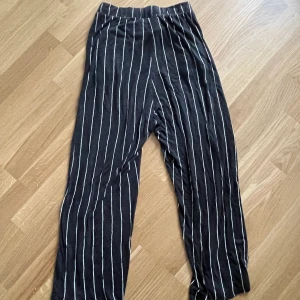 Randiga byxor från HM - Mjuka och sköna byxor.