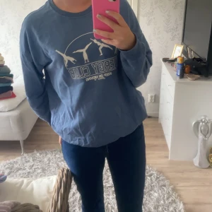 Sweatshirt - Köpt på ASOS. Storlek S men är oversized