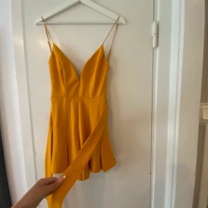 Saints Secret byxdress - En superfin byxdress fast ”shortsen” under inte syns men skönt ifall kjolen blåser upp. Storlek XS men skulle säga passar S också beroende på storleken på bysten. Aldrig använd då min byst är för stor.