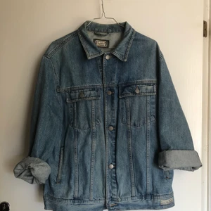Vintage oversize jeansjacka - Cool jeansjacka från camel active. Köpt på vintage-butik. Den passar mig snyggt (36-38) oversize så att jag får plats med hoodie under. I gott vintage skick. Lite gulnad på vissa ställen- så som gamla jeansjackor blir. Perfekt till hösten! Är troligen her