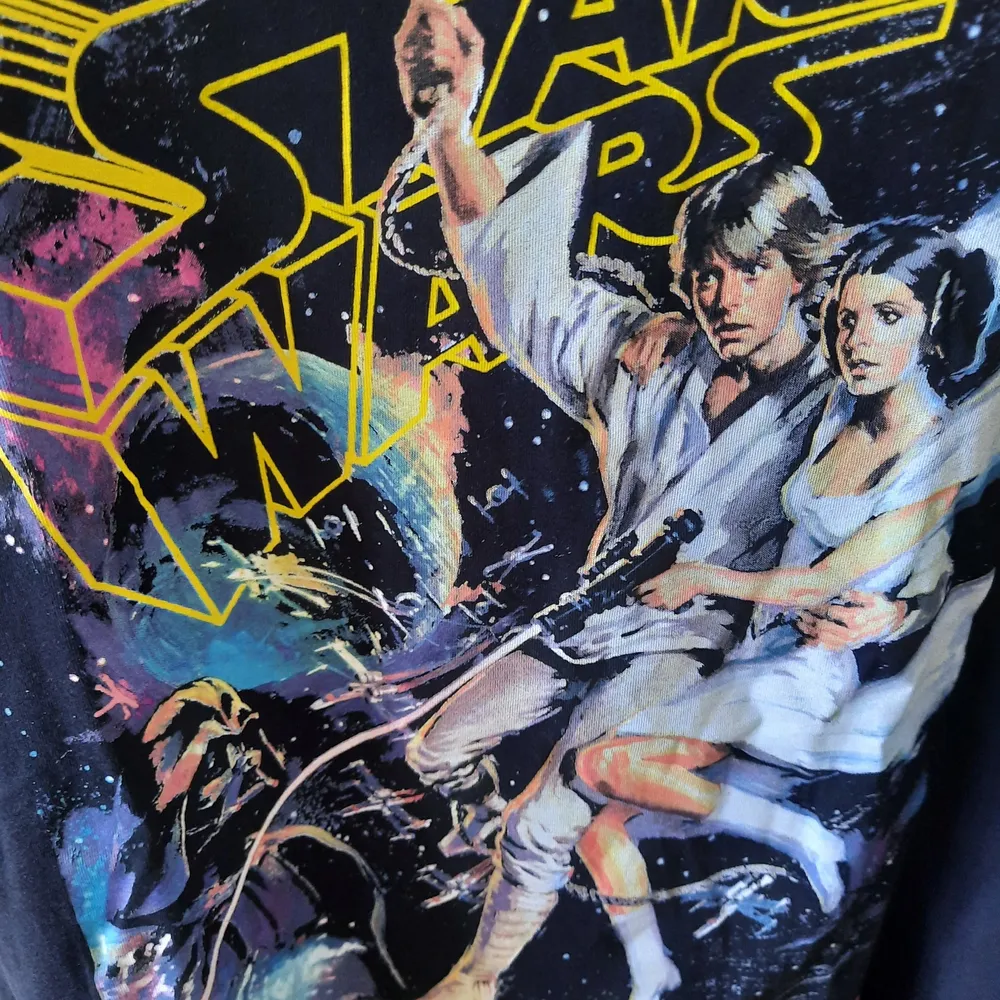 Mysig star wars tröja till ett fän där ute🚀Tröjan är också  i ny skick :) . T-shirts.