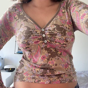 Mönstrig långärmad tröja  - Superfin långärmad tröja med tre knappar vid bysten! 