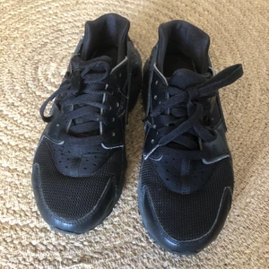 Nike huarache 38 svarta sneakers  - Coola vintage mjukisbyxor från hummel. Från Beyond retro. Storlek 38 dam. De är klippta och uppsida (var så när jag köpte) men är lagom långa för mig när jag viker upp dem (jag har 38 och är 163 cm). Har något rött målat med penna inuti (se bild).