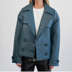 SLUTSÅLD jacka ifrån Asos - Helt slutsåld jacka ifrån asos. Helt ny, med lappar och påse till. Köpt dirket för 1100 annars buda. Storlek 40 men passar 36,38,40 beroende på hur oversized! Snabb affär vid 1100 