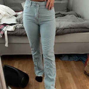 Jeans med slit  - Jeans från Hanna Schönberg- na-kd med slit, använda endast någon enstaka gång. Jag är 163 för referens. 