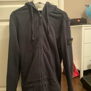 Stone Island kofta - Säljer min gamla Stone kofta som användes en hel del förut men som mest legat sedan dess. Kvittot är borta men QR-kod, samt nummer finns. Köptes på NK, 2019 för 2.500kr. Storlek L men passar även M. Pris kan diskuteras. 