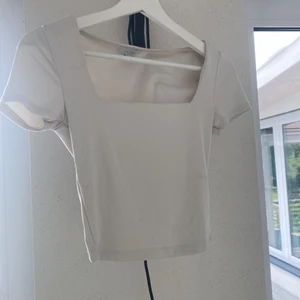 Topp - Bra skick. En fläck men inget man lägger märke till. Storlek S ( pris kan diskuteras)